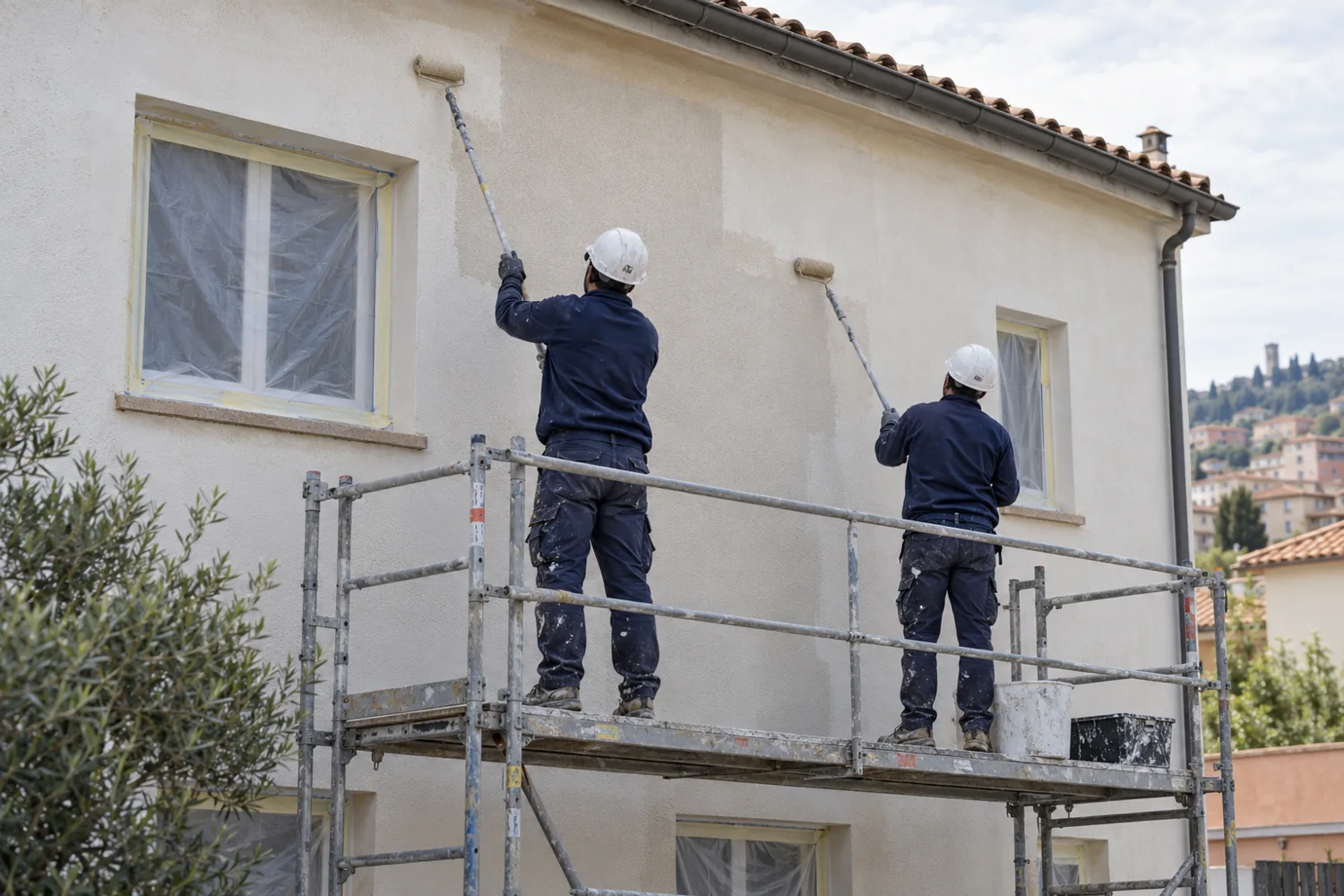 Operarios trabajando en una fachada